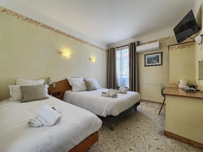 Standard Triple room