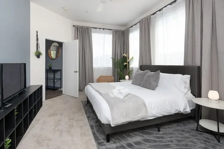 Uptown 1st Ward Corner Unit Superior 2BD Apt