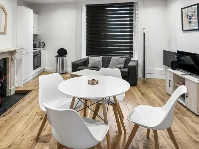 Bright and spacious 1-BDR flat w/ free parking