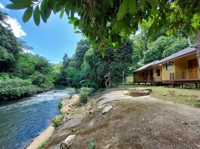 Bungalow with balcony and with river view
