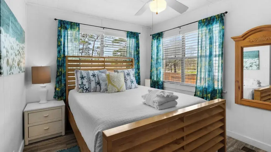 2BR Home, Private Heated Pool, 4 Bikes, Beach Access