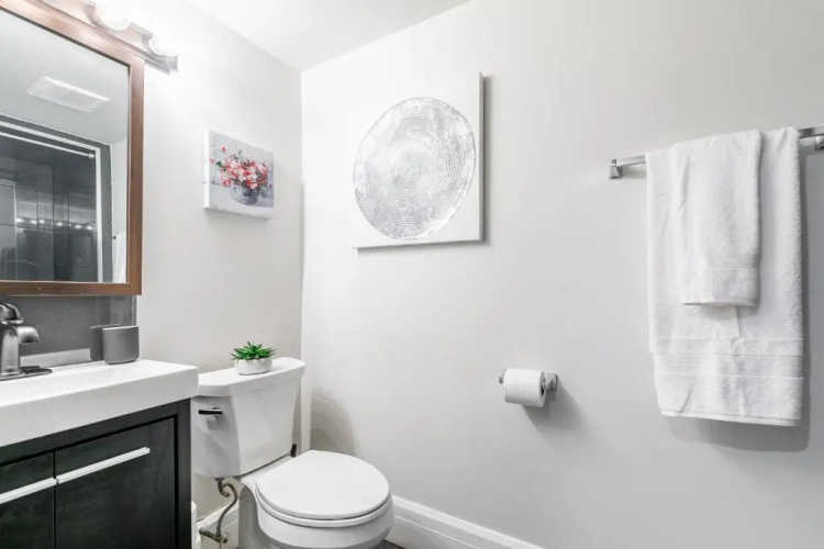 2BR Boutique Condo-prime Location DT Hamilton