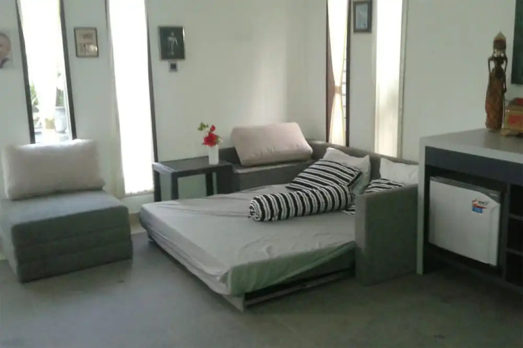 Rumah Putih Abu Abu