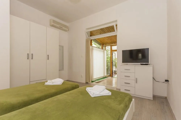 Studio Leon-Sara with shaded patio and garden view