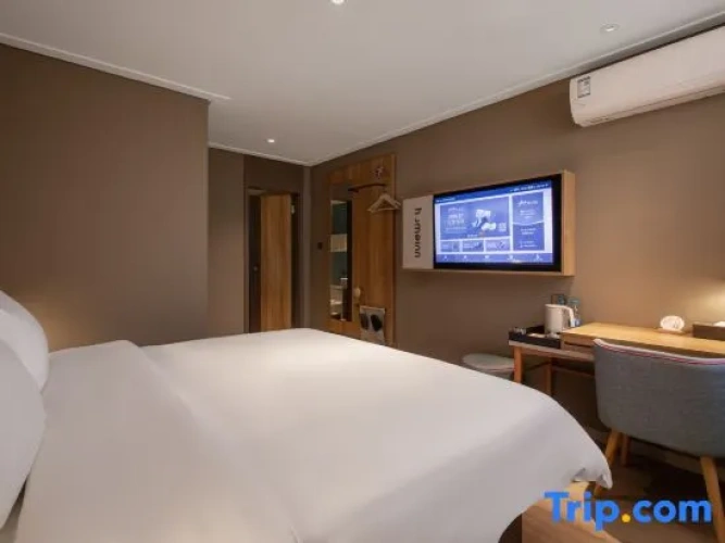 Standard Double room with street view