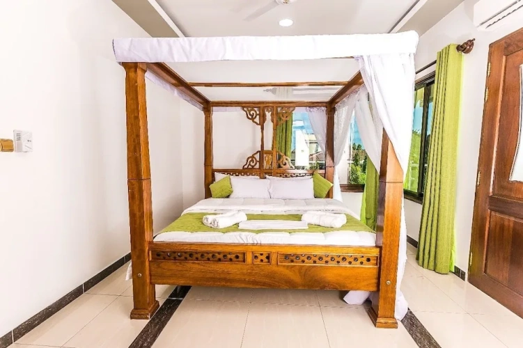 2 Bedrooms Classic Apartment with balcony and with courtyard view