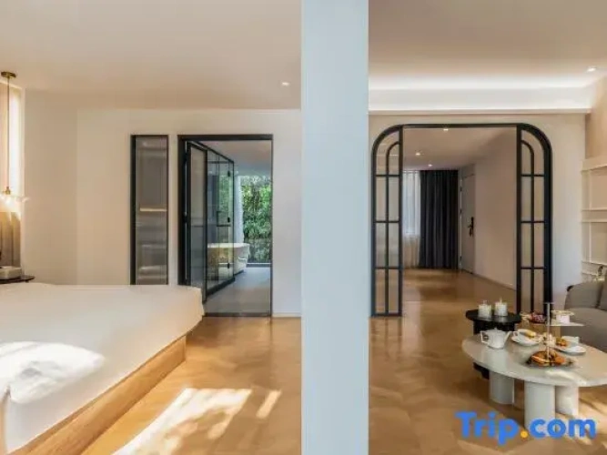 1 Bedroom Luxury Suite with garden view