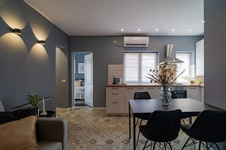 Chic Black White 2BR Retreat on Dambovitei