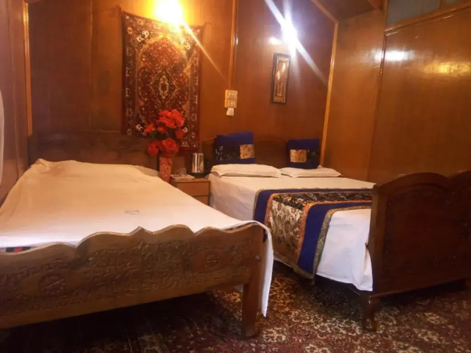 Houseboat New Suzan