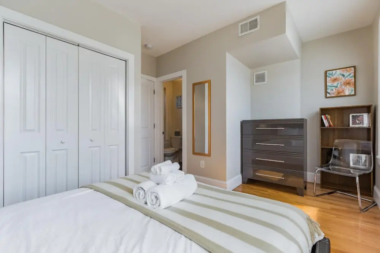 1215 E Columbia