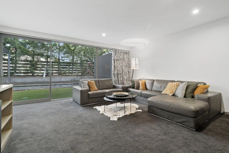Central Location - Contemporary 2 Bedroom Aptm