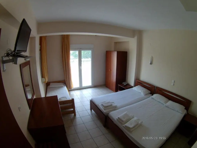Standard Quadruple room with partial sea view
