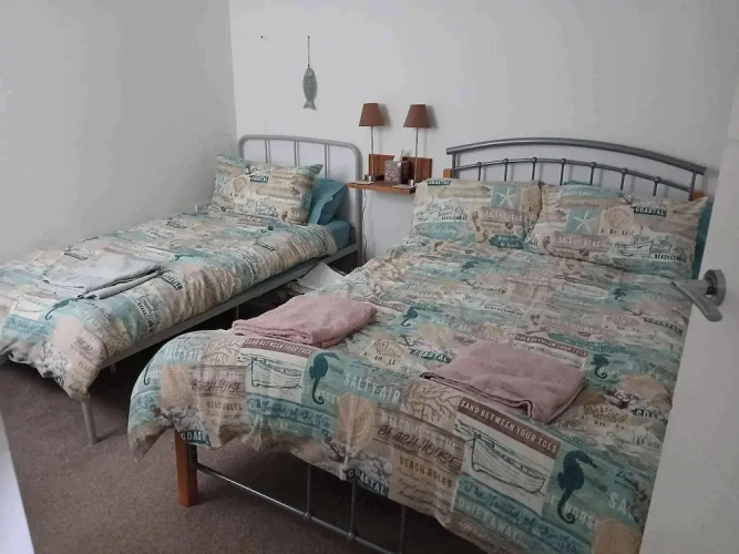 2 Bed-sleeps 5- Street Parking-3 Min to Beach