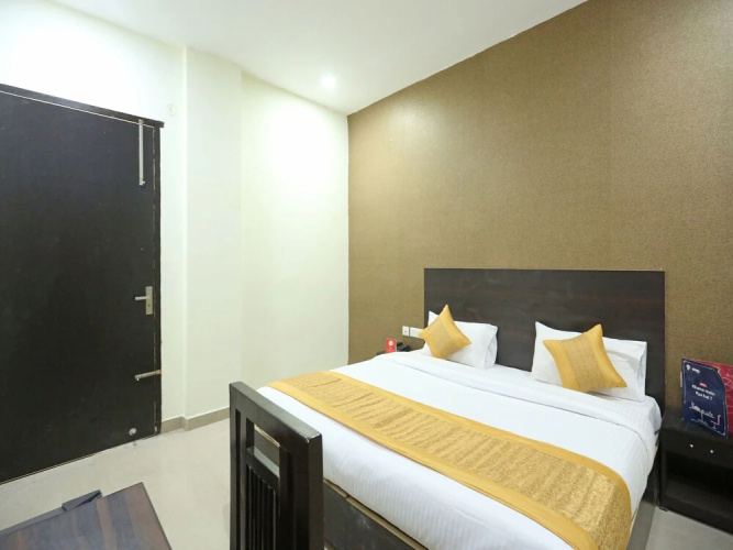 OYO 9587 The Royal Crowne