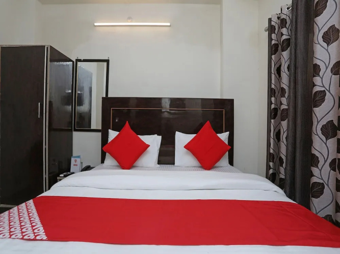 OYO 16815 Hotel Suresha
