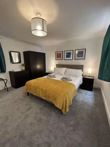 Stunning 1BR Apt in Central Cheltenham