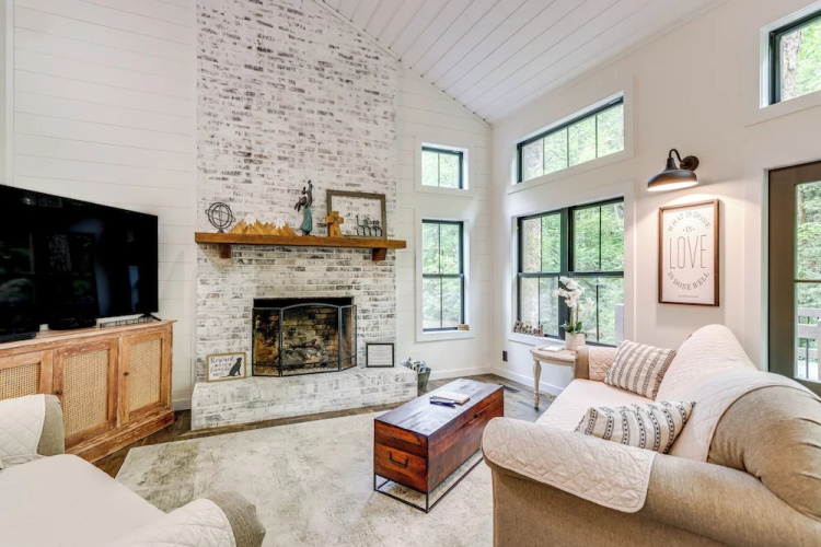 Deck & Fire Pit Bliss: Mountaintown Creek Cottage!