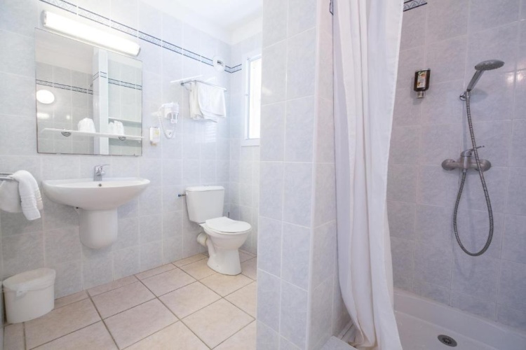 Standard Twin room with sea view