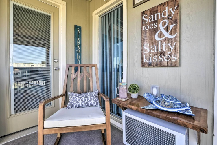 Beachfront Condo w/ Balcony: Walk to Apache Pier