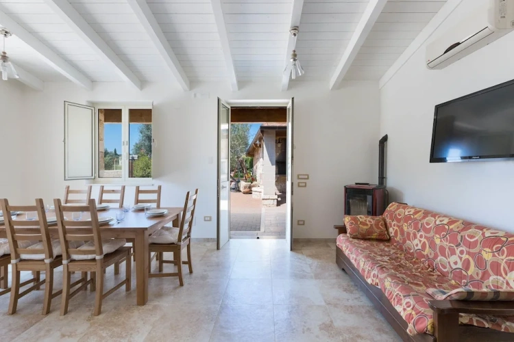 4 Bedrooms Classic Villa