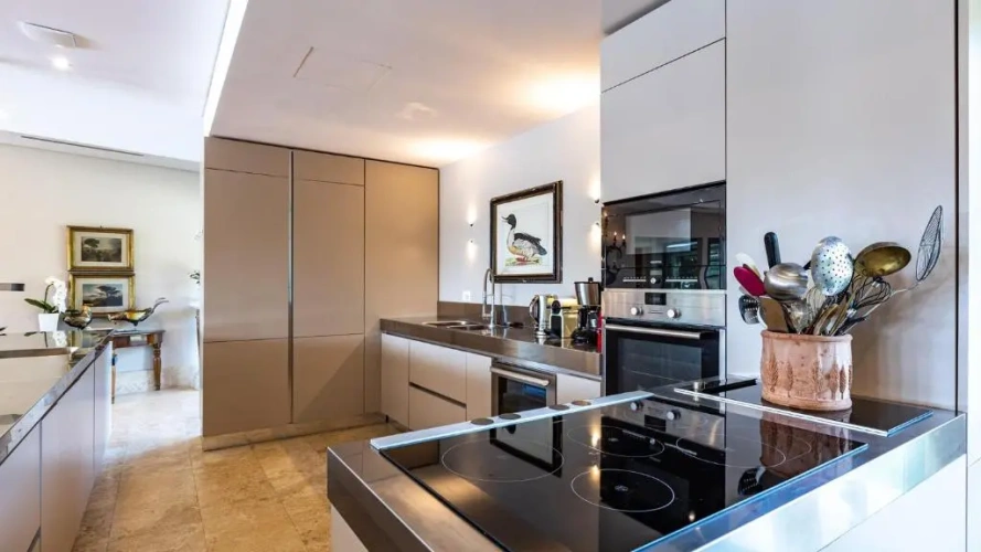 6 Bedrooms Villa