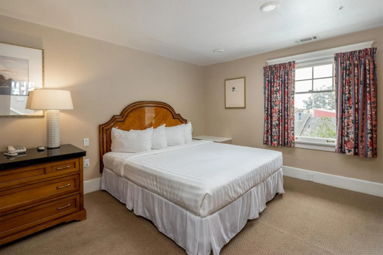 Butterfly Grove Inn