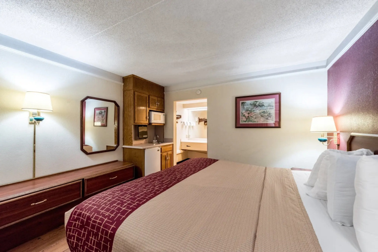 Red Roof Inn & Suites Clinton, TN