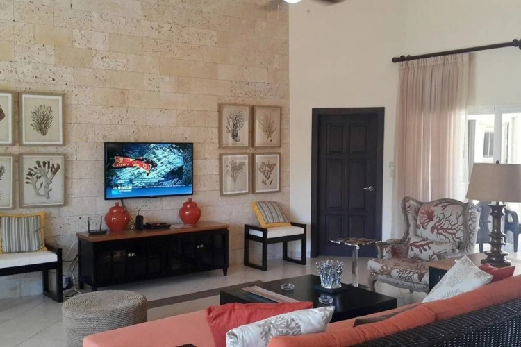 6 Bedrooms Villa