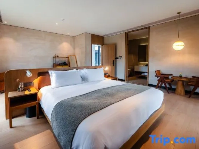 Suite with courtyard view