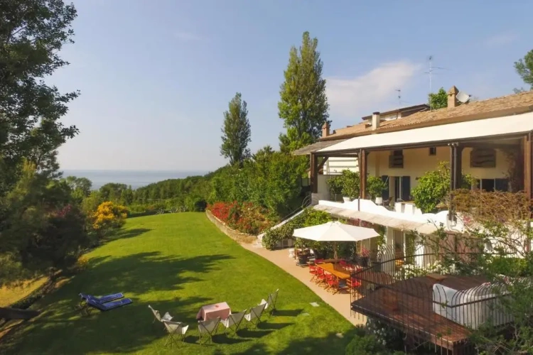 4 Bedrooms Villa