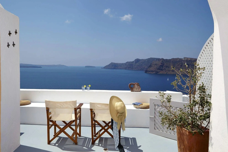 Liakada Oia Suites