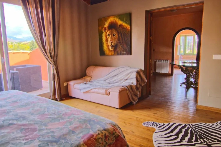 5 Bedrooms Villa