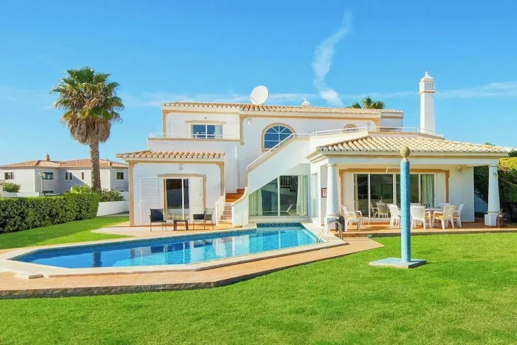 4 Bedrooms Villa with balcony