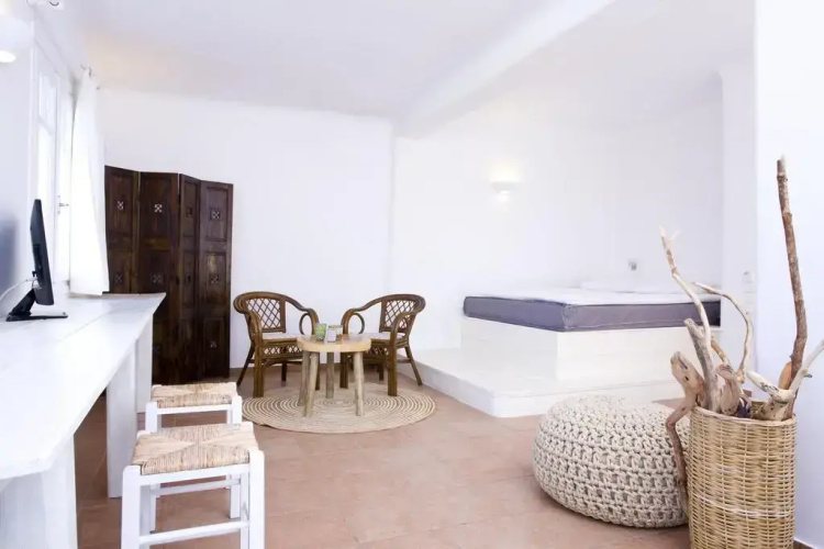 Yakinthos Residence