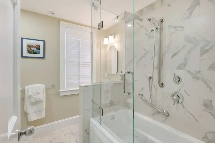 < 1 Mi to Dtwn Salem: Apt w/ Shared Patio & Yard!