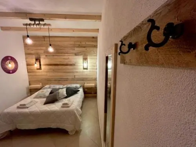 Iknos Guest House