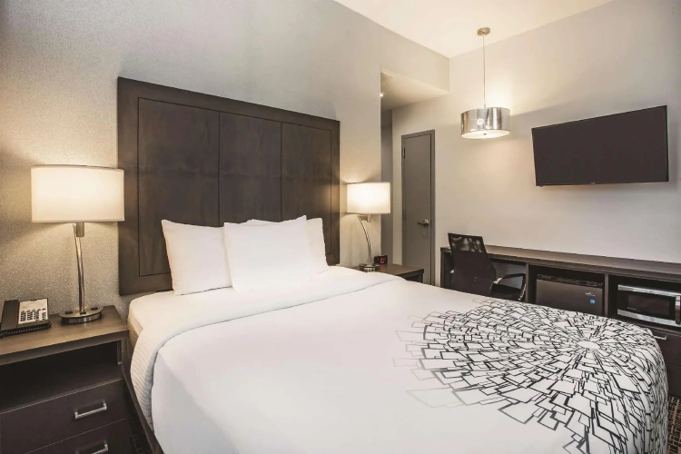 Standard Double room with city view
