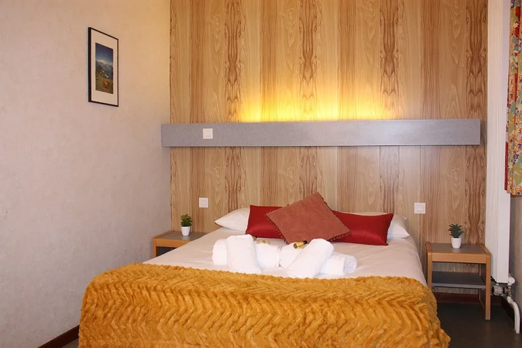 2 Bedrooms Standard Family room with mountain view