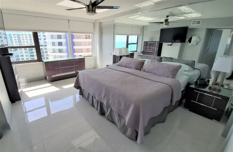 Alexander 1401 3 Bedroom Apts by RedAwning