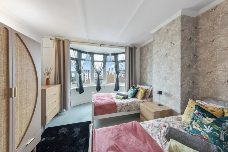 4 Bd House - Sleeps 8 With Garden & Parking