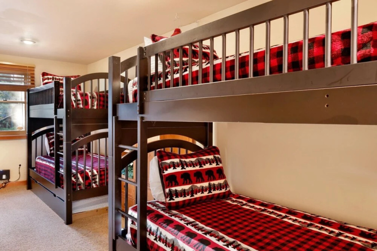 2046-menlo Manor 4 Bedroom Home by Redawning