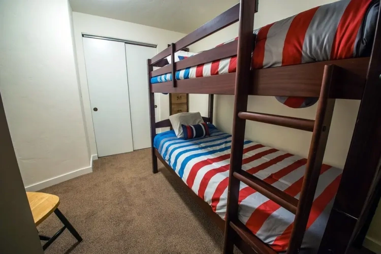 5 Bedrooms Cottage