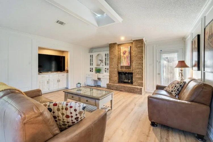 4 Bedrooms Apartment