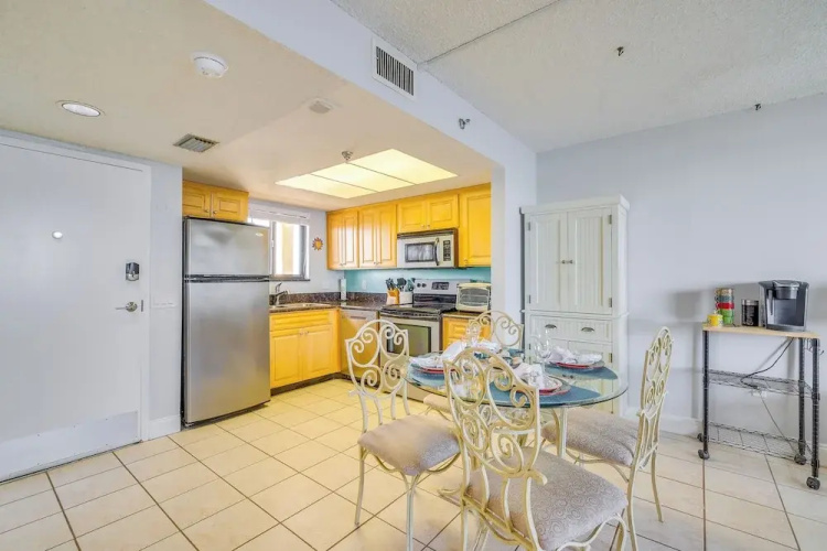 Pool & Beach Access: Waterfront Hudson Condo!