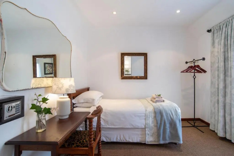 5th Avenue Gooseberry Guest HouseOver view