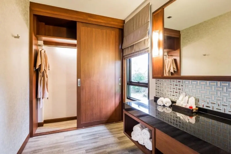 5 Bedrooms Cottage