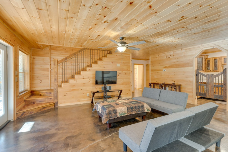 Gorgeous Murphy Cabin w/ Large Deck: 2 Mi to Dtwn!
