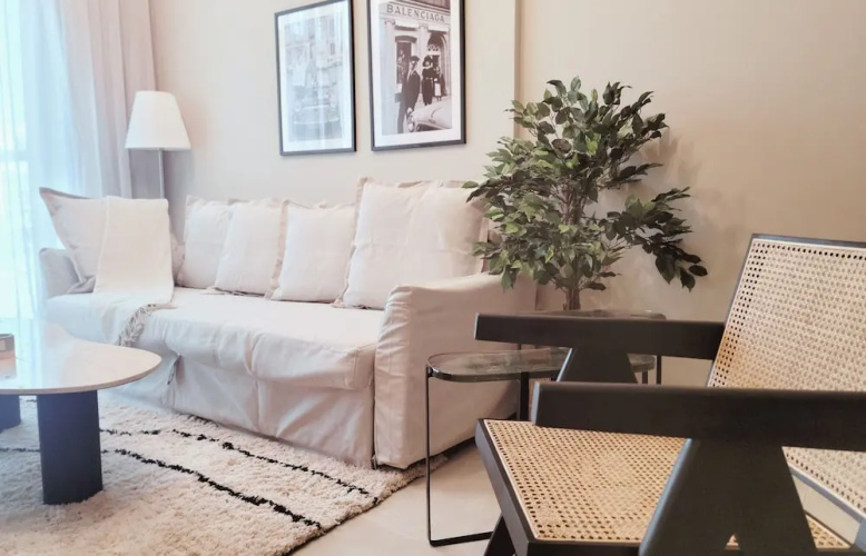 Snug & Congenial 1BR with Canal View