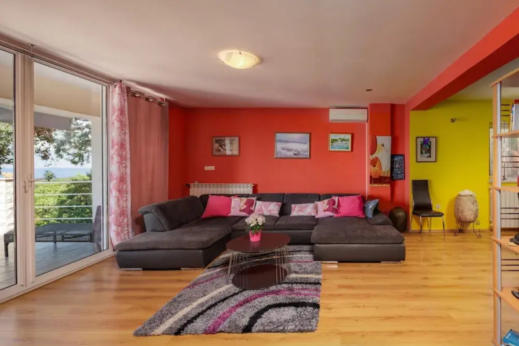 Colourful Seaview Apartment
