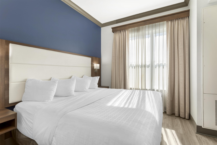 Best Western Plus First Coast Inn & Suites
